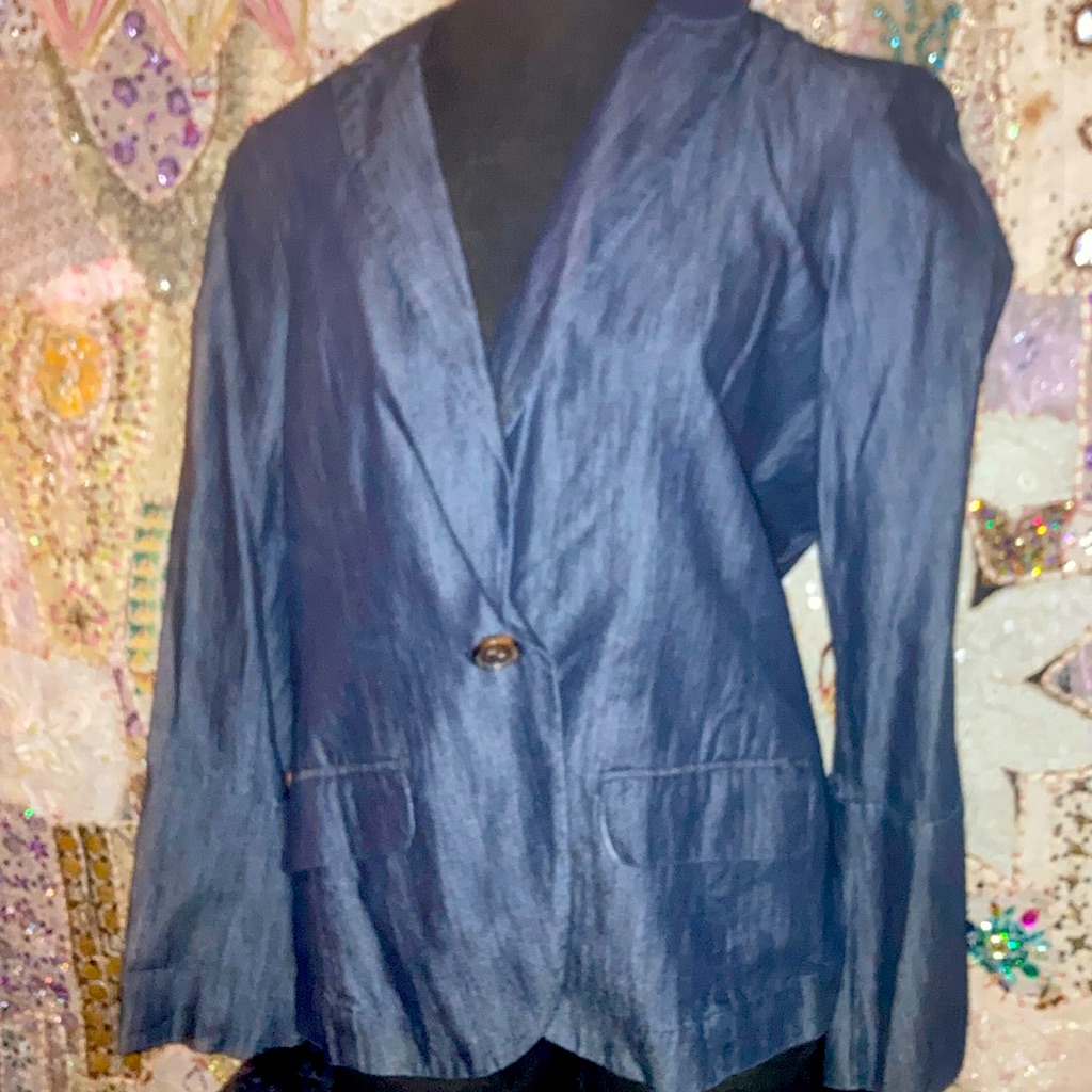 Single Button Double Functional Front Pockets.
